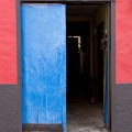 Porte Bleu sur mur Rouge - Fond iPhone