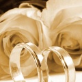 Anneaux de mariage et roses