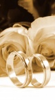 Anneaux de mariage et roses