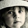 Petite fille avec chapeau
