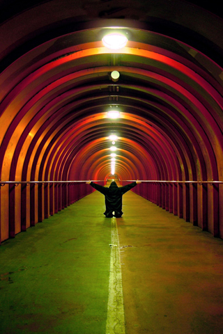 Colored Light Tunnel - Fond iPhone.png