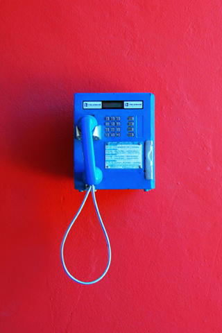 Telephone Bleu sur mur Rouge - Fond iPhone.png