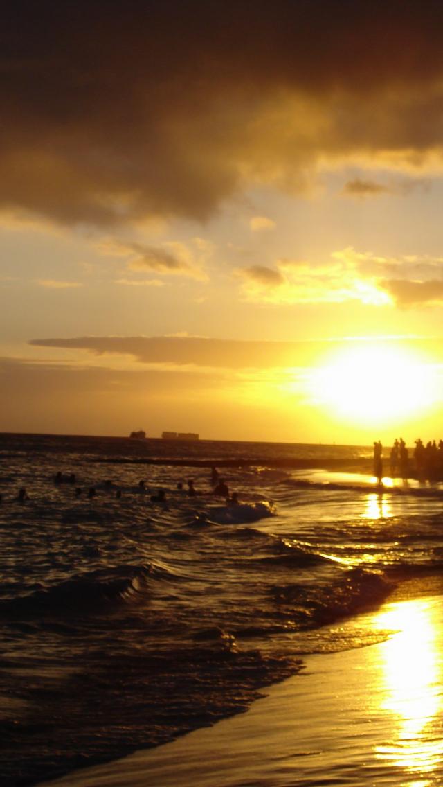 best-travel-destination-Waikiki-Beach-at-Sunset-1136x640-iPhone 5.jpg